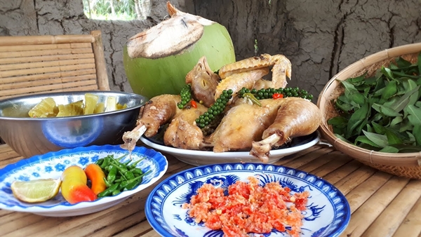 Gà hấp tiêu vừa ngọt, vừa dai lại thơm mùi chanh xả và tiêu xanh