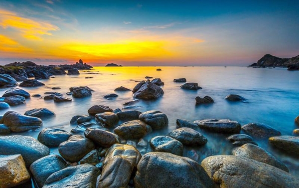Vẻ đẹp ngỡ ngàng của bãi đá trứng khi hoàng hôn buông xuống
