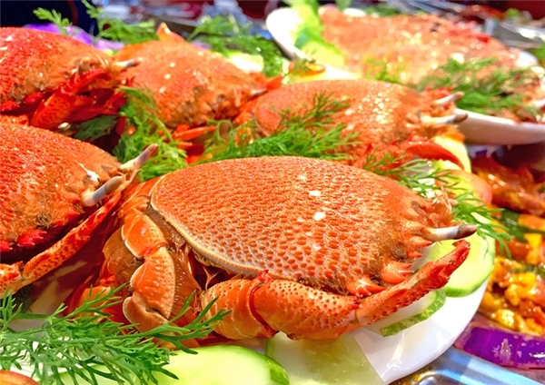 Cua huỳnh đế hấp chấm với muối tiêu ớt xanh